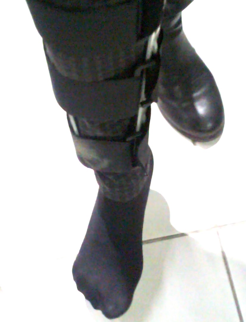 Drienne tore ligaments in his right knee. She crutch around the shop. She wears a kneebrace. She wears only one shoe, and on her gorgeous little foot only black pantyhose. Vid 12:26.