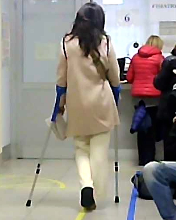 Italian-legcast-crutching-wheelchair-sprain Casts Braces Sprain ...