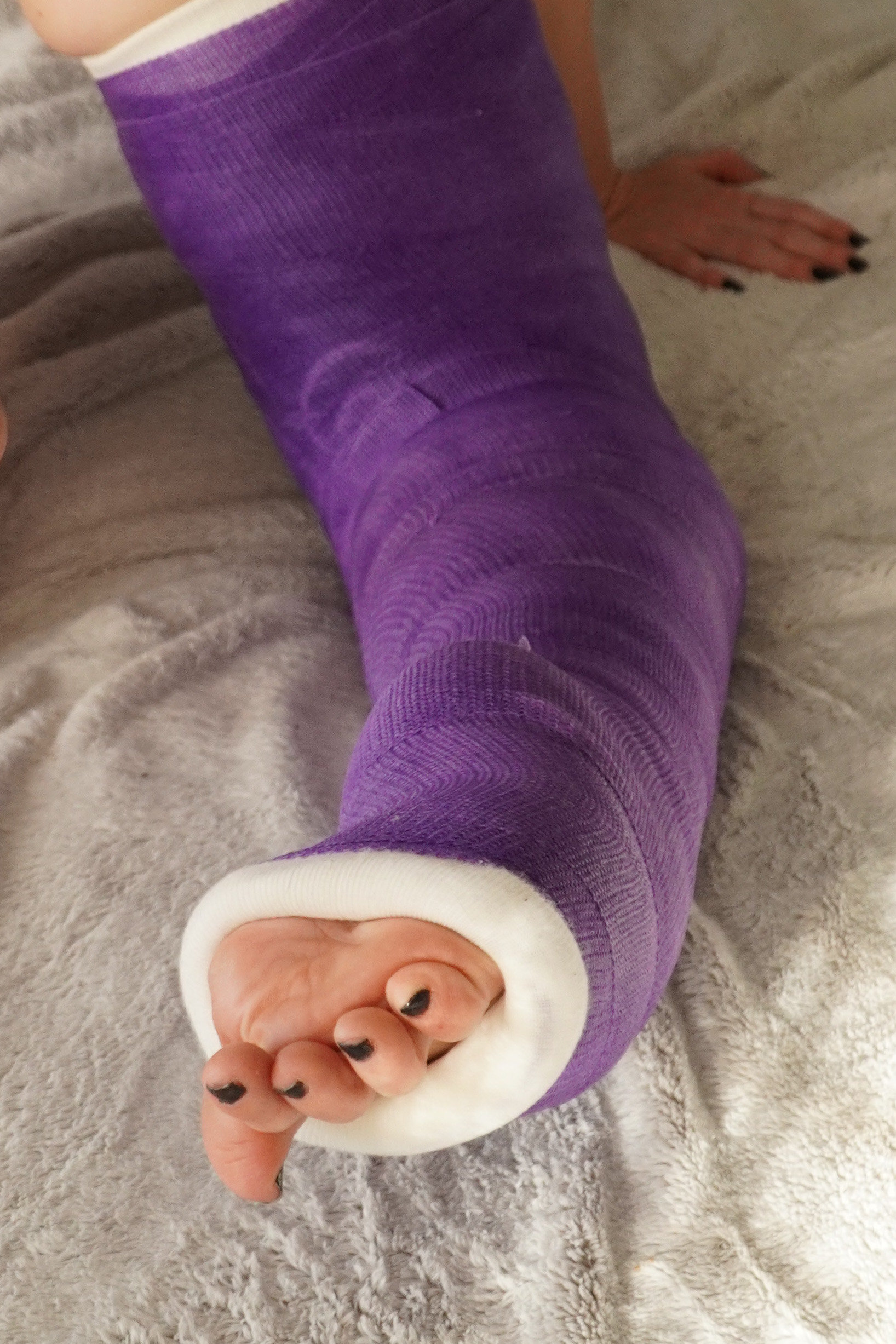 Ellen's Purple Pointed SHS - Ellen looks amazing in this purple SHS with her smooth porcelain skin and extremely pointed foot. 