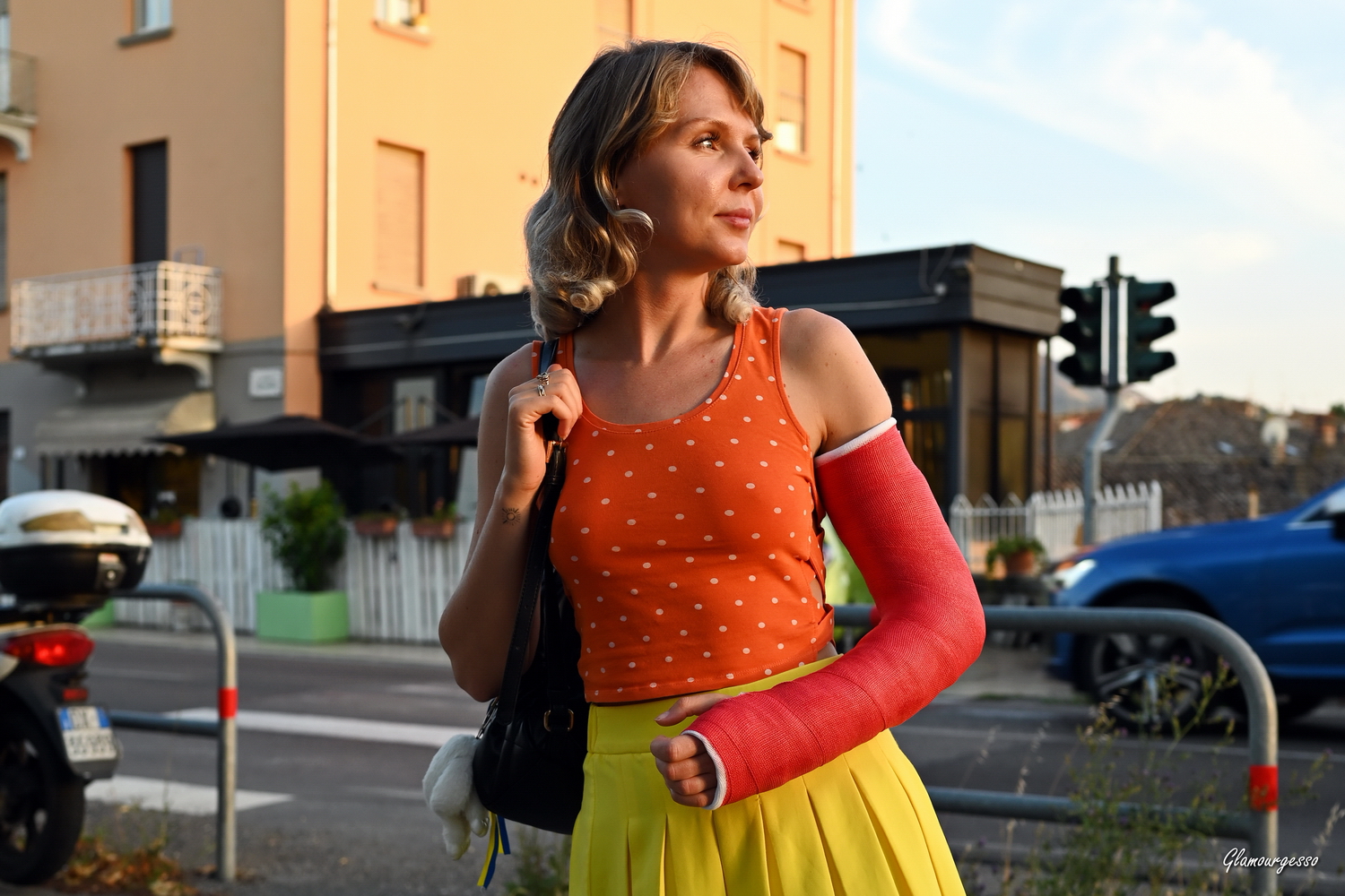 Svitlana Red LAC - VIDEO 01: Let's the journey begin!: Svitlana is dressed in a colorful top and skirt and has her left arm tied in a sling and completely immobilized in a red fiber cast. She invites you to follow her on her trip to Monza to watch ca