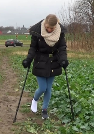 Ice Sock Sprain #1612-3 - With the help of his black crutches and a shoe, Ice gets out of the car. Ice has certainly hurt her foot properly as she does not put weight on it and can only get a sock on it. It's lucky that Ice is a pro at using crutches
