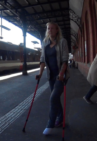 Alva Medical LLC #74 - Alva has been on a small trip in Denmark despite the fact that she has an LLC on her left leg and is now on her way to the ferry that will take her back to Sweden. With the help of her crutches, Alva jumps through the train...