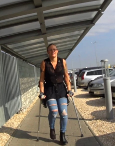 Crutchcast Clips + Casts + Braces + Sprain + Crutches + Bandage | Cnews