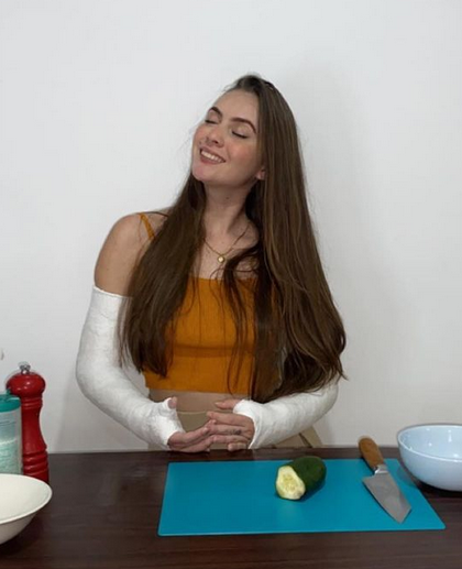 FREE PREVIEWs: This time we see Nath cooking two of her casual dishes that she would make on one of her normal days. There were a few complications because, as we can see, she has 2 casts with long arms, but she gave her best to complete it...