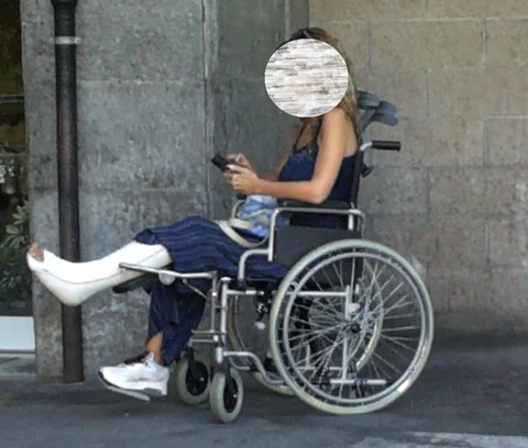 Girl crutching white SLC - barefeet (30) ++ Woman white SLC legcast in wheelchair (29)