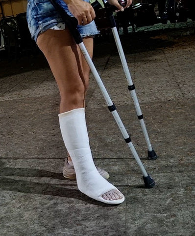Woman crutches on street medical slc toeplate (34) ++ Girl crutching with bandaged ankle (33)